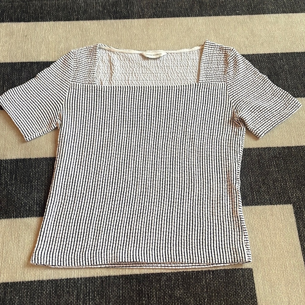 Fitted black & white seersucker top